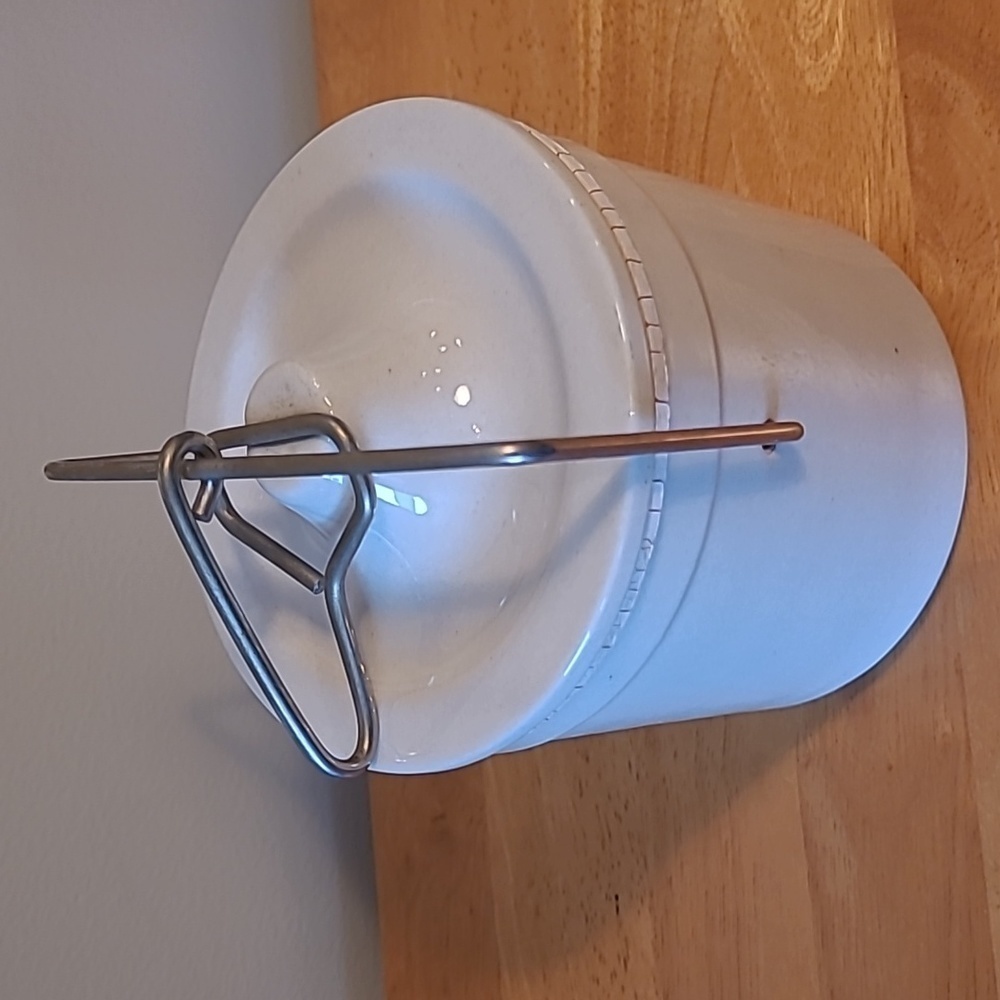 VINTAGE Cylindrical Stoneware Cheese Crock with Lid and Metal Wire Bail Closure - Picture 6 of 17